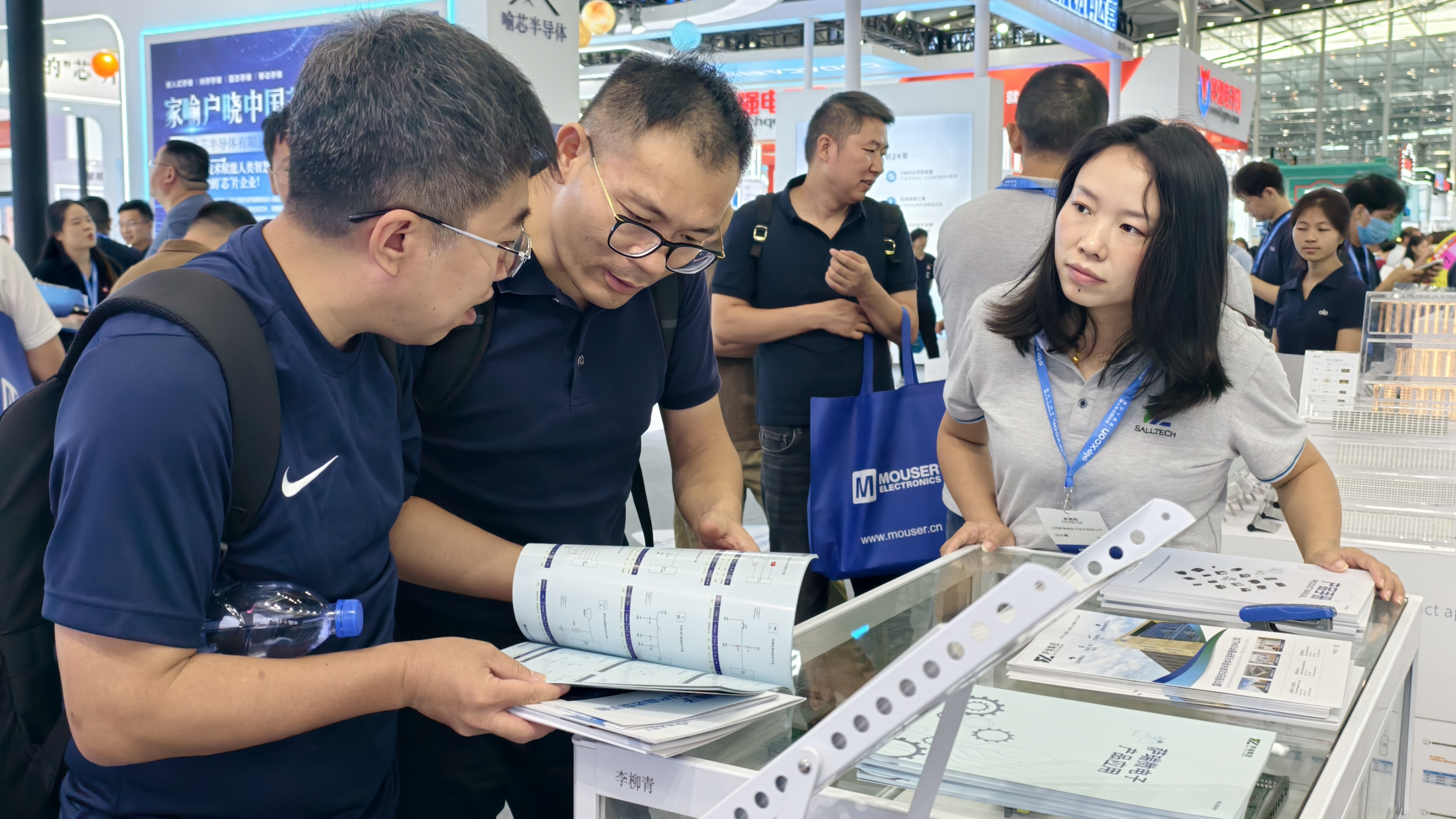 荣耀收官！江西ballbet贝博微电子闪耀 2025 深圳电子展并荣获年度大奖